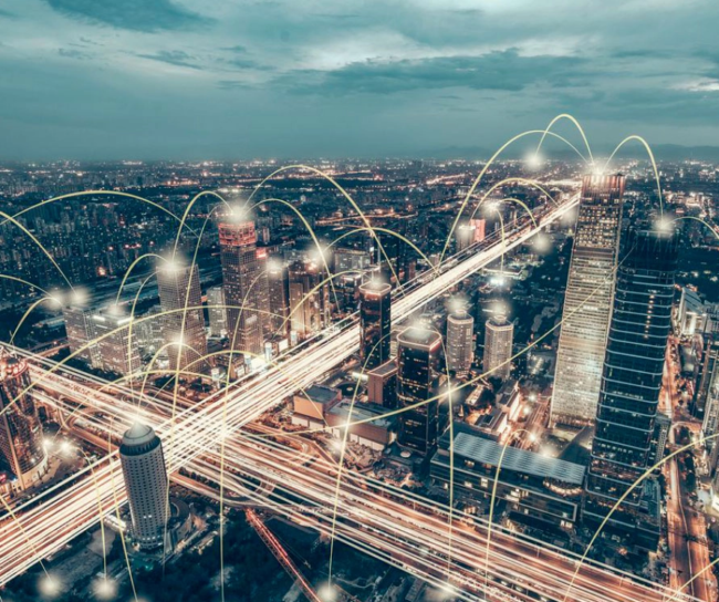 telecom Une ville de nuit avec pleins d'immeubles et de faisceaux lumineux